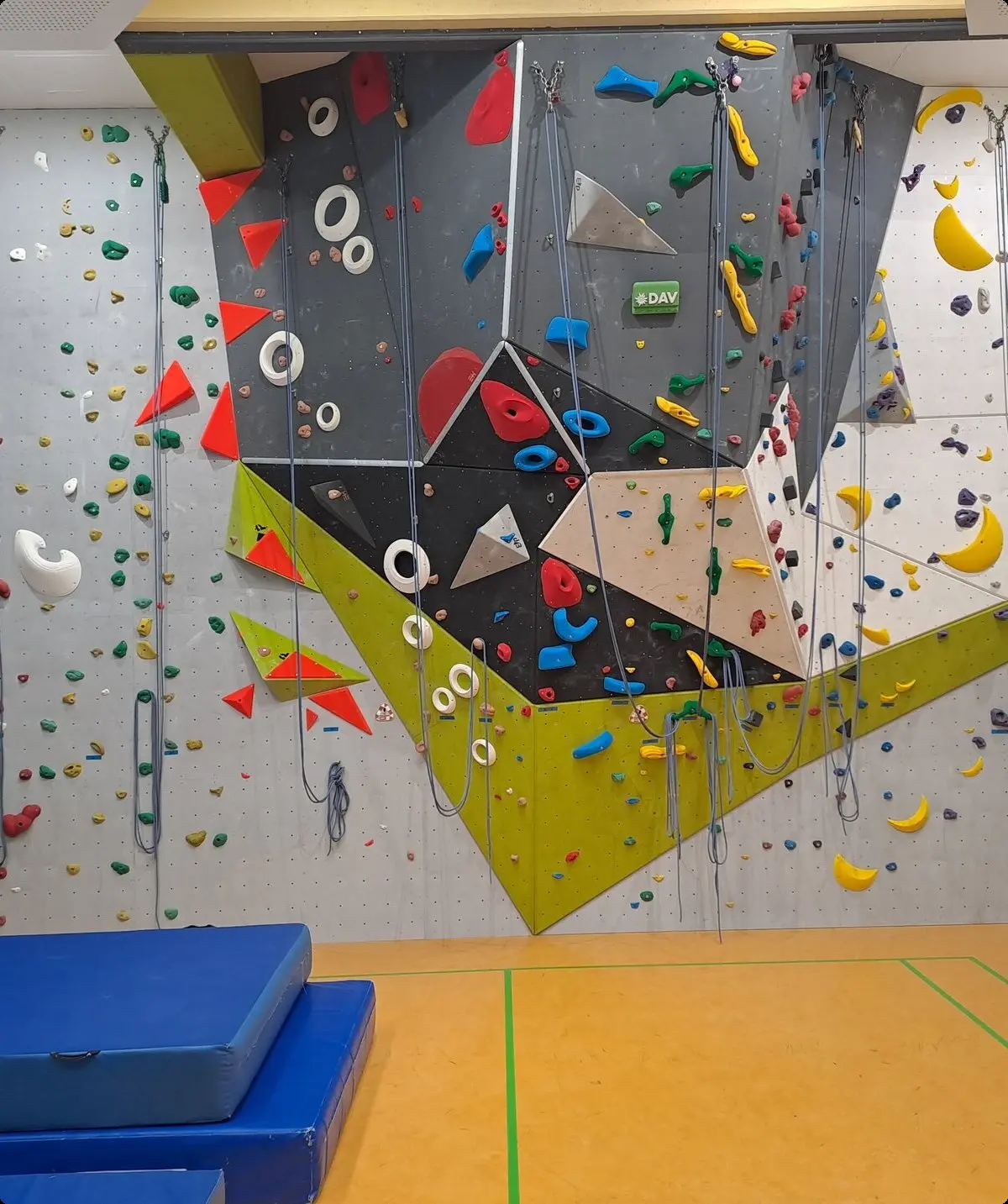 Kletterwand in der Sporthalle der Geistalschule | © DAV Sektion Bad Hersfeld