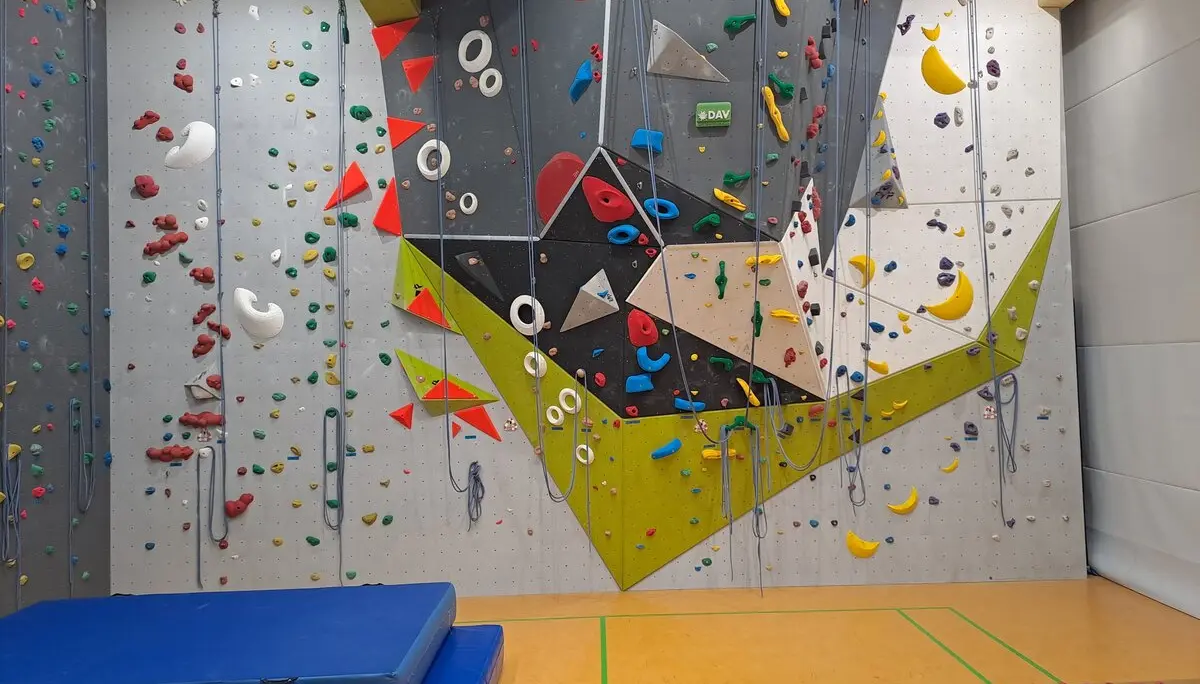 Kletterwand in der Sporthalle der Geistalschule | © DAV Sektion Bad Hersfeld