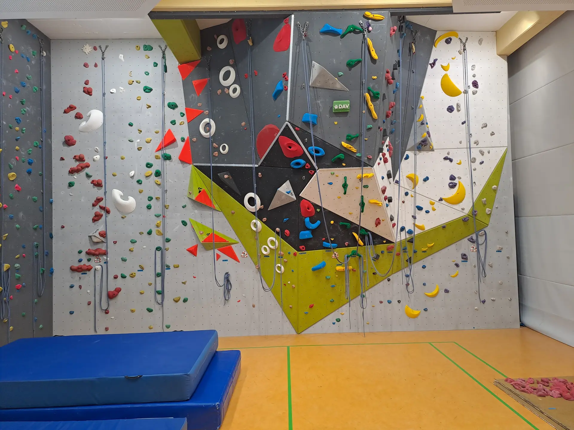 Kletterwand in der Sporthalle der Geistalschule | © DAV Sektion Bad Hersfeld