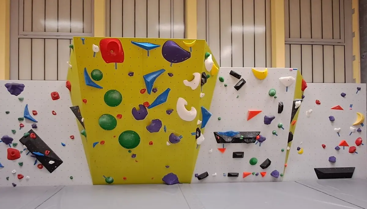 Boulderwand in der Sporthalle der Geistalschule | © DAV Sektion Bad Hersfeld