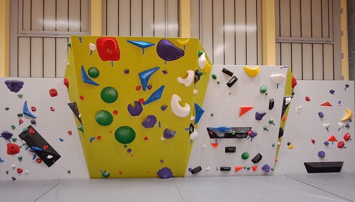 Boulderwand in der Sporthalle der Geistalschule | © DAV Sektion Bad Hersfeld