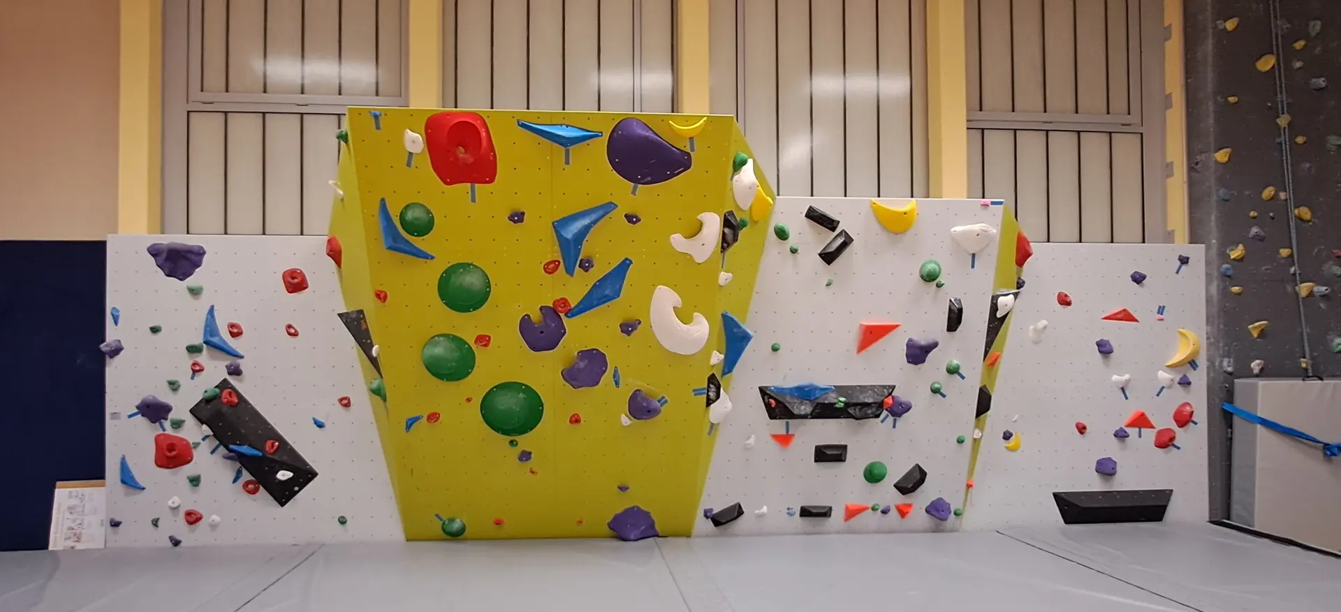 Boulderwand in der Sporthalle der Geistalschule | © DAV Sektion Bad Hersfeld