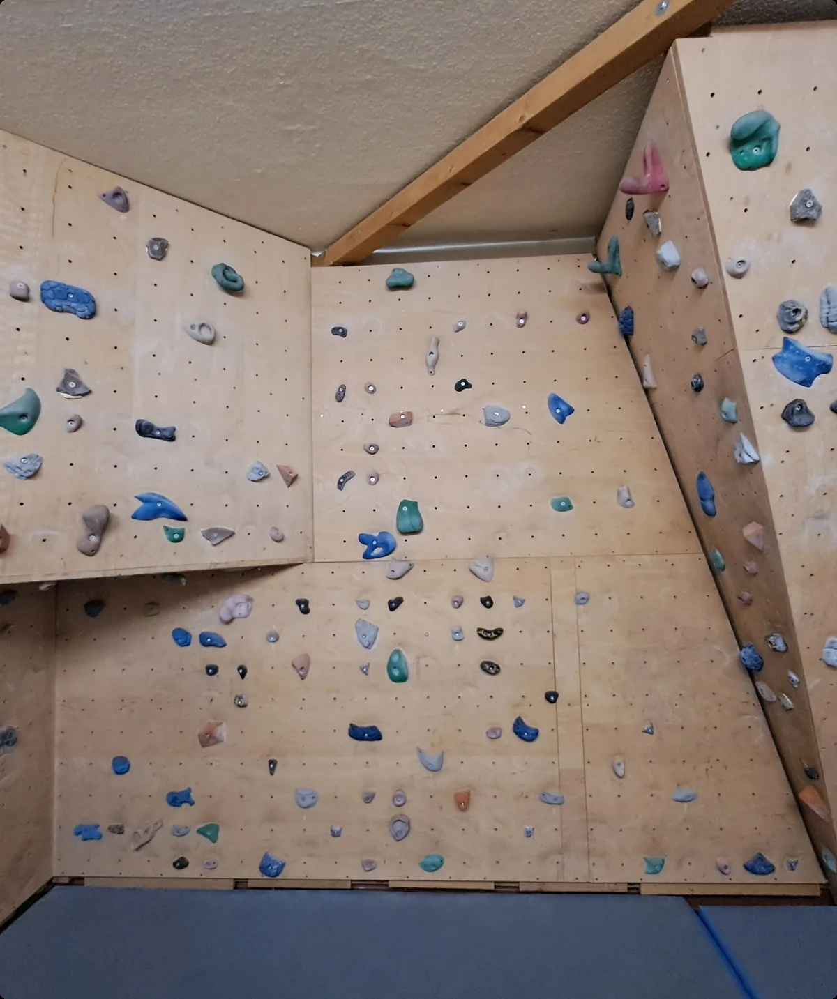 Boulderecke in der Geschäftsstelle | © DAV Sektion Bad Hersfeld