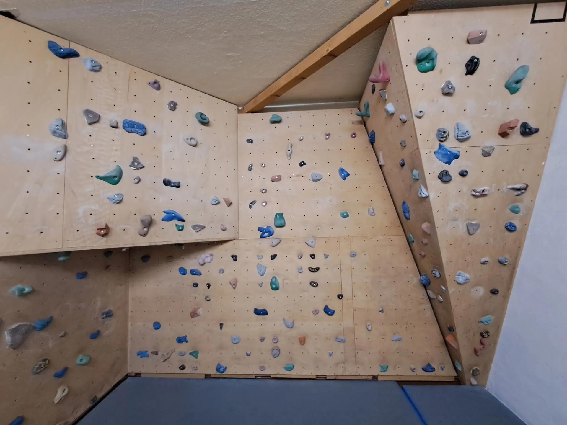 Boulderecke in der Geschäftsstelle | © DAV Sektion Bad Hersfeld