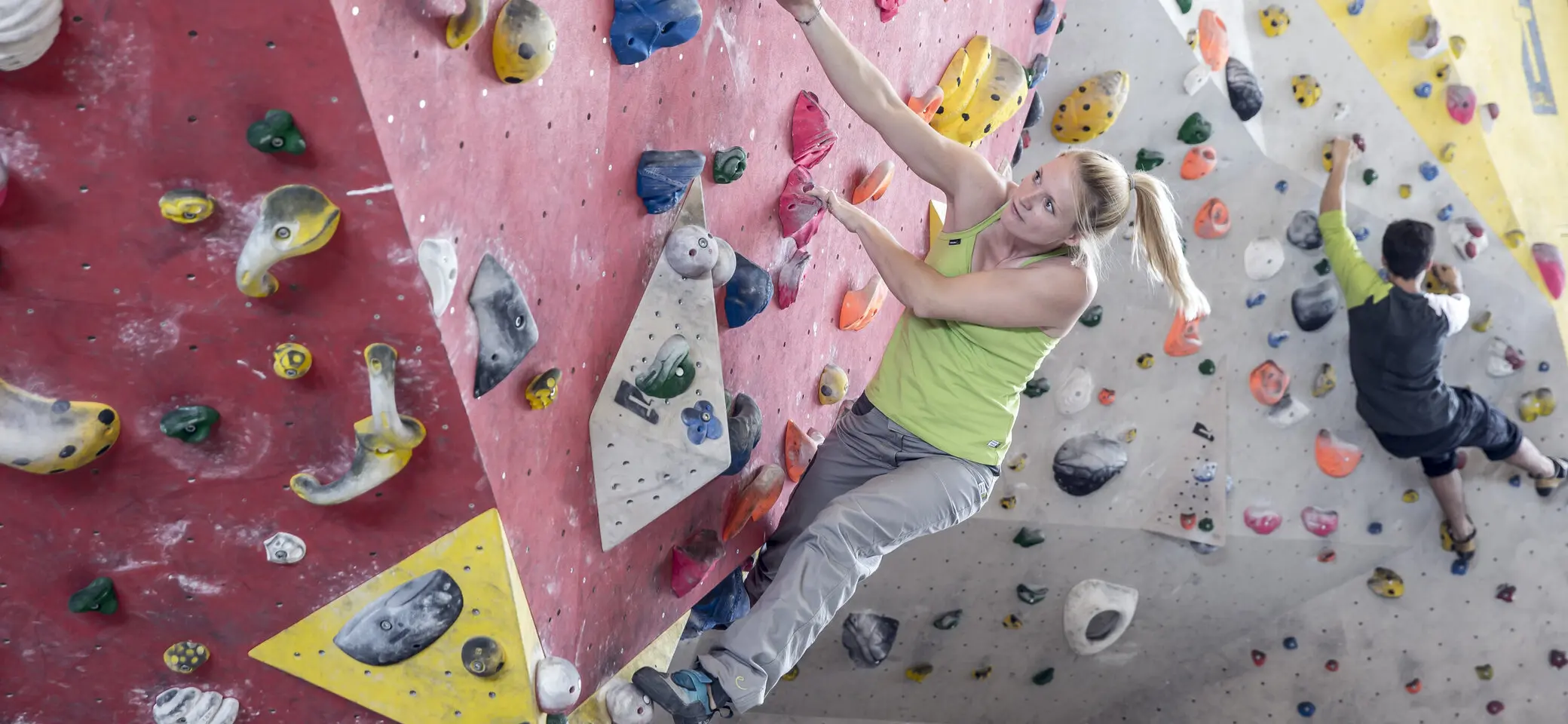 Mehrere Personen beim Bouldern in einer Boulderhalle des DAV | © DAV/ Hansi Heckmair