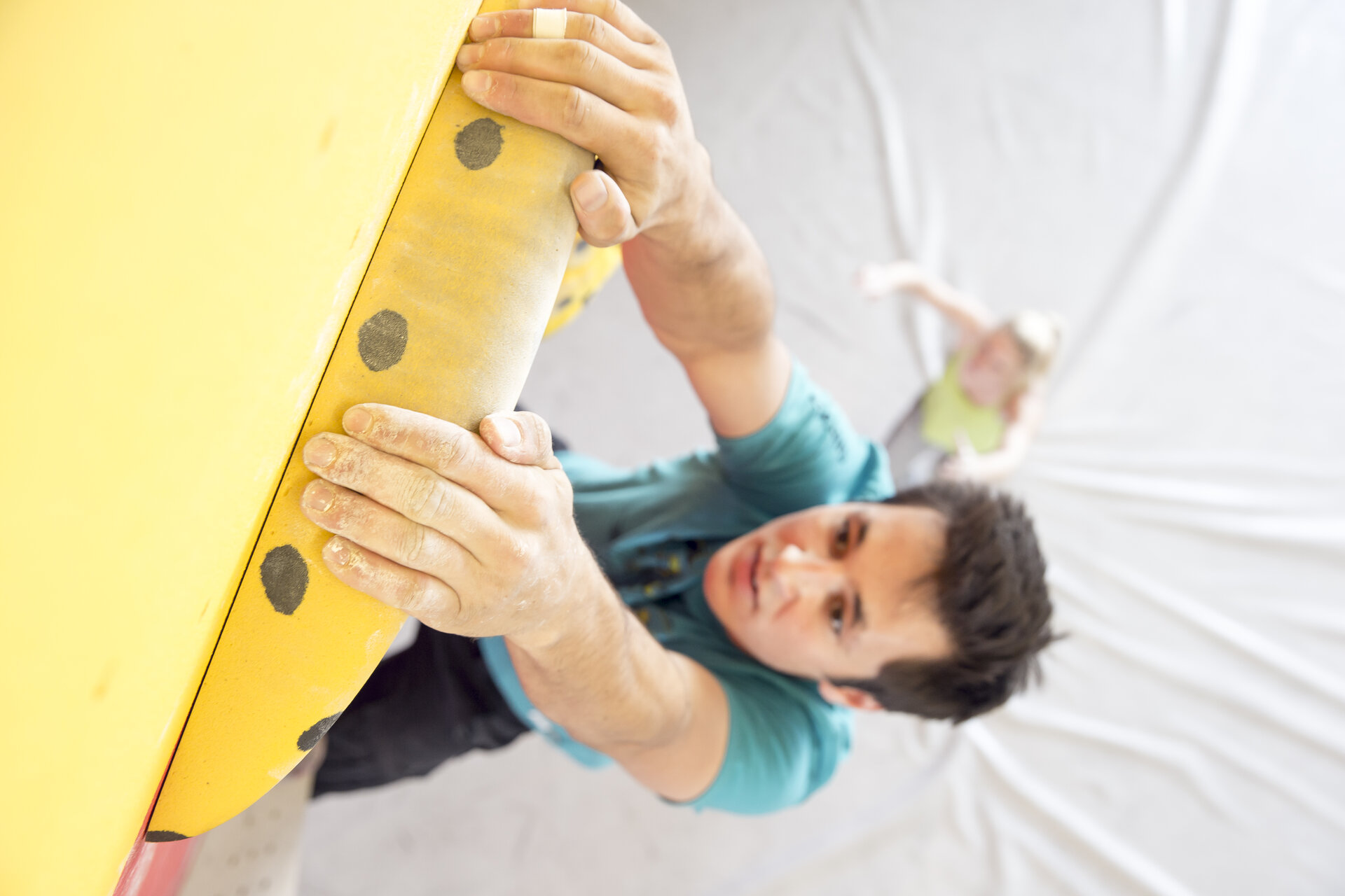 Ein Mann beim Training am Campusboard. | © DAV/ Hansi Heckmair Ein Mann beim Training an einem gelben Campusboard - aus der Vogelperspektive fotografiert | © DAV/ Hansi Heckmair