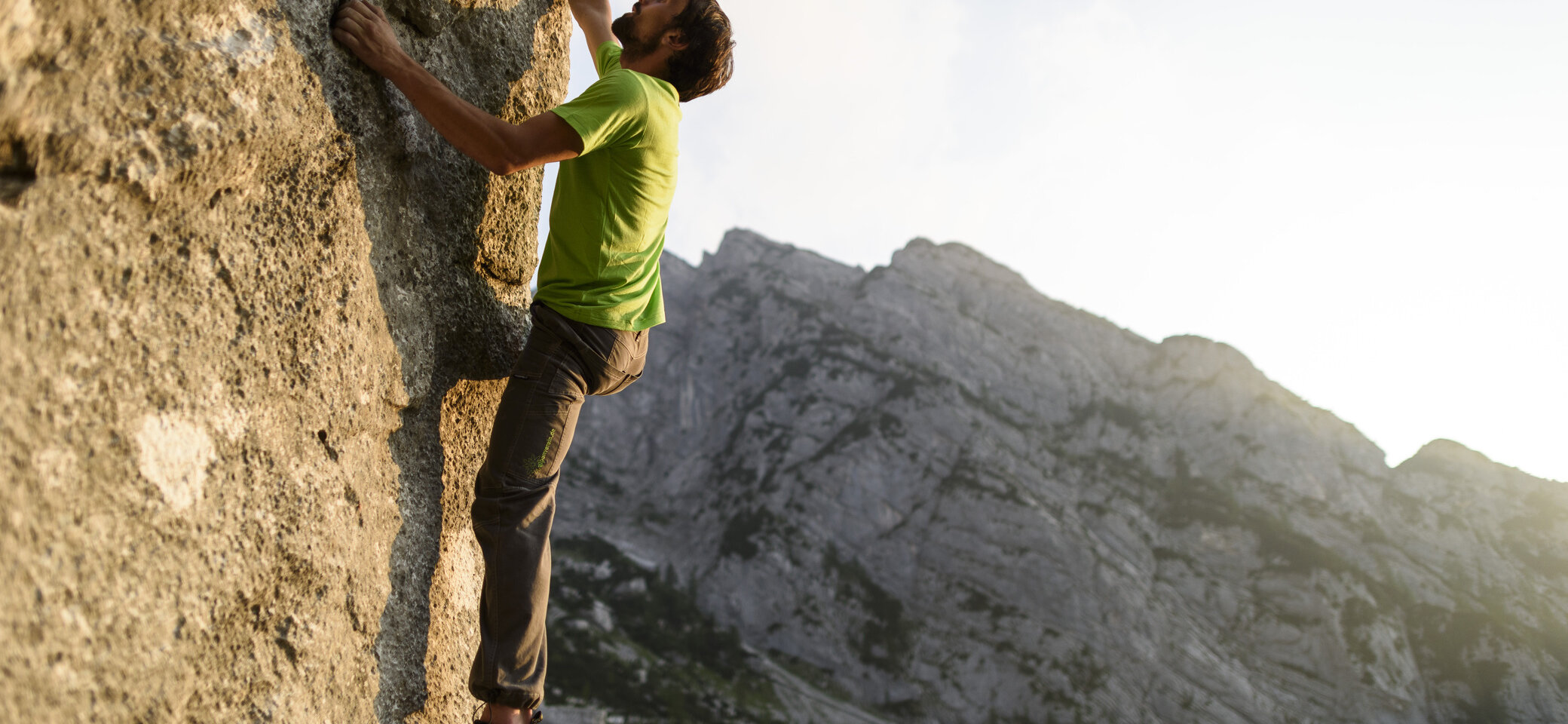 Ein Mann beim Bouldern am Fels. | © DAV/Wolfgang Ehn