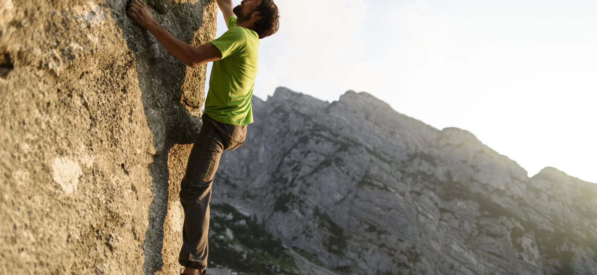 Ein Mann beim Bouldern am Fels. | © DAV/Wolfgang Ehn