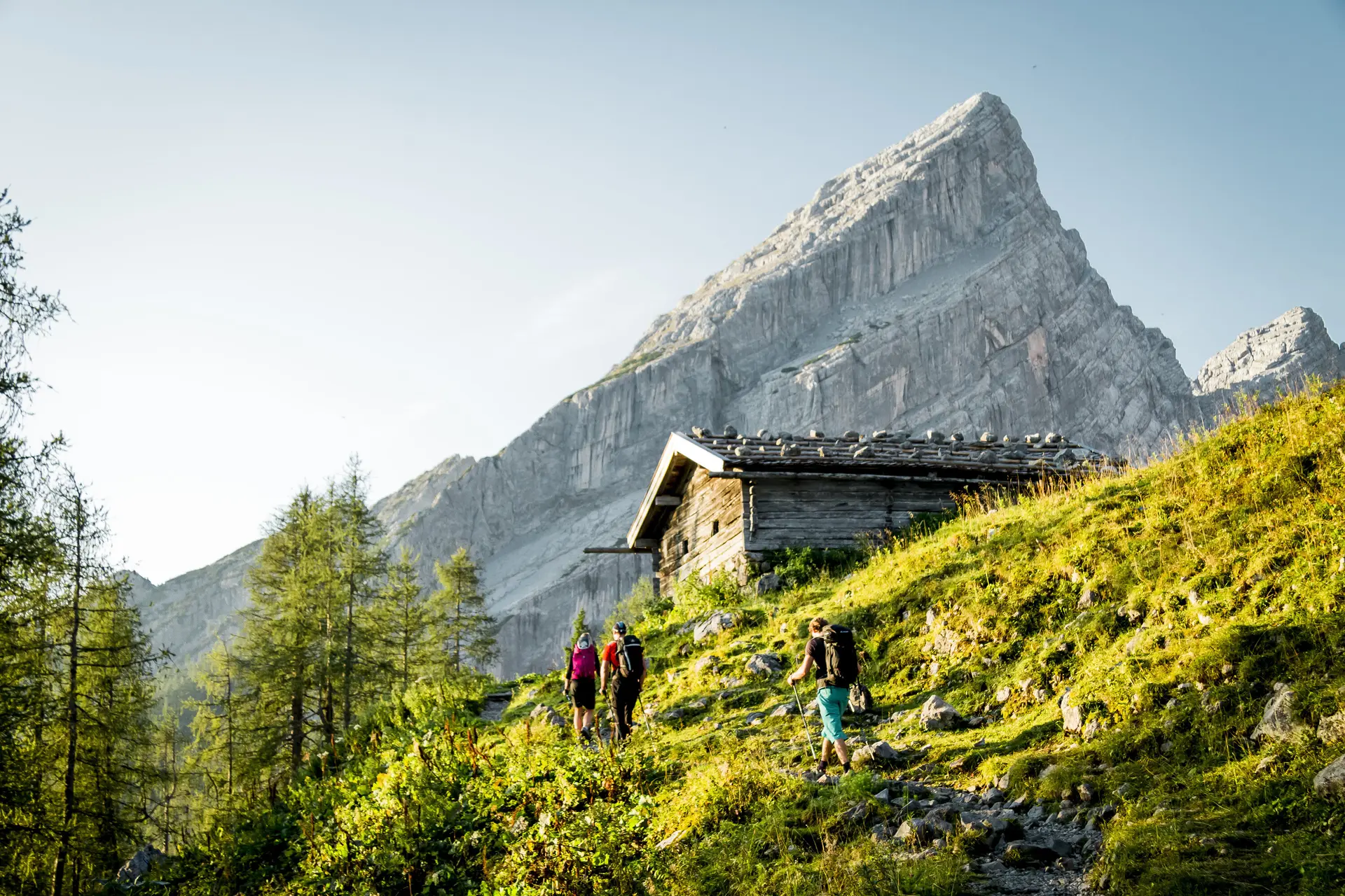 Watzmannueberschreitung: Eine Wandergruppe vor einer Hütte | © DAV/Hans Herbig