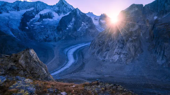 Sonnenaufgang zwischen verschneiten Berggipfeln | © DAV/Silvan Metz