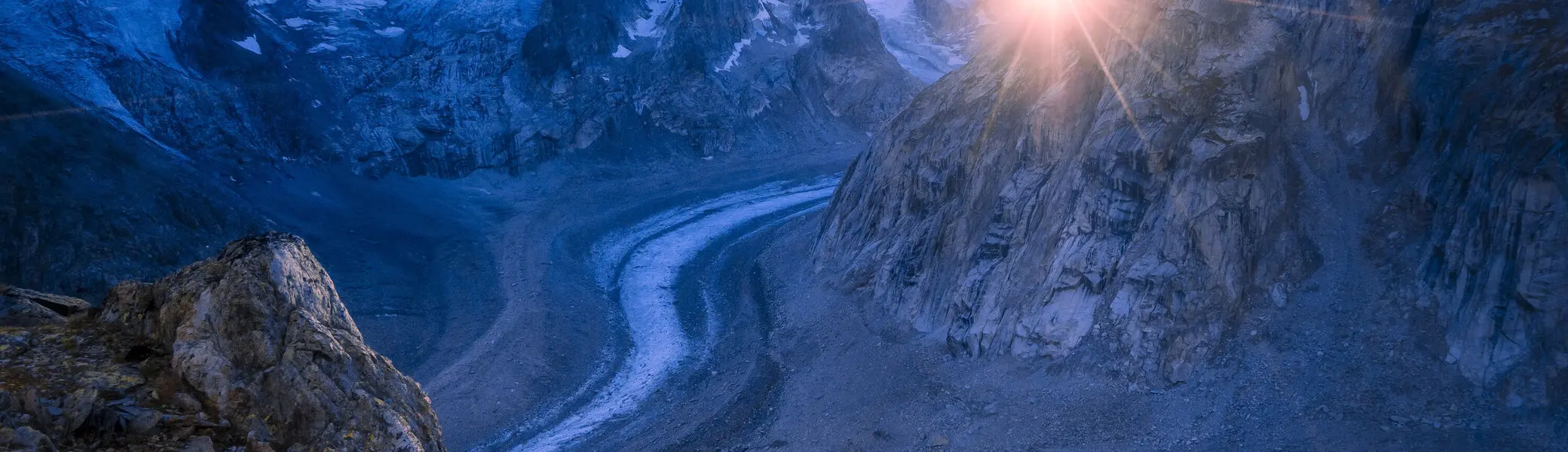 Sonnenaufgang zwischen verschneiten Berggipfeln | © DAV/Silvan Metz